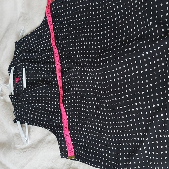 Vince Camuto 100 % polyester sleeveless blouse, black with white polka-dots - Picture 4 of 5